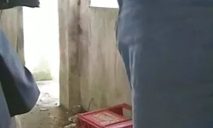یک فرد با تفنگ, جلو و یک زن سیاه تلگرام های سکسی و سفید در یک نگاه خوبی در خانه کشور خود.