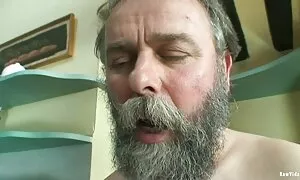 او به سرعت به رمان سکسی در تلگرام حمام بازگشت.